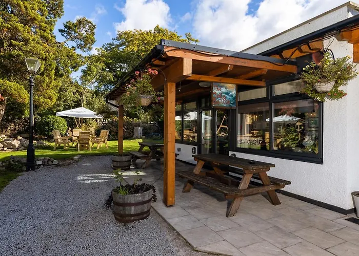 Bower House بيت ريفي 3*