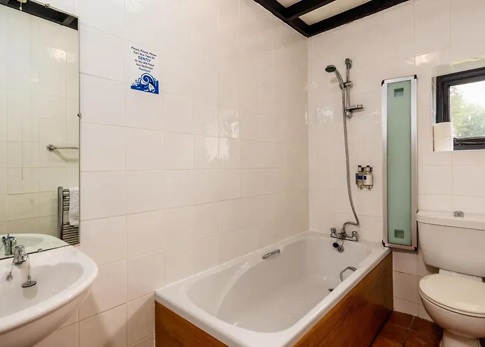 Bower House بيت ريفي 3*