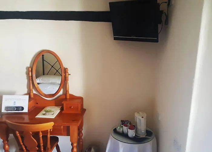 Bower House بيت ريفي 3*